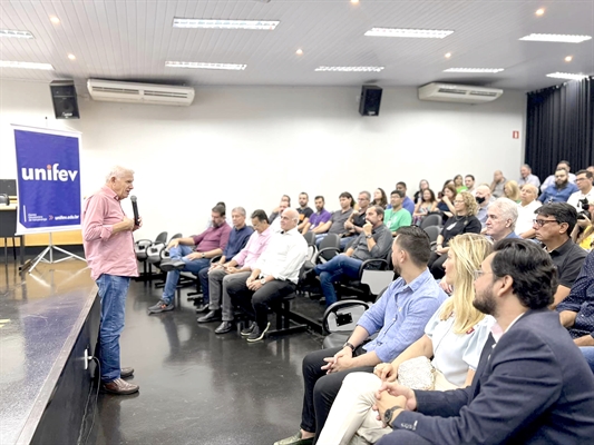 Cabo Valter pelo jeito quer continuar no cargo. A sua presença na cerimônia da Unifev despertou novas especulações de candidatura. (Foto: Assessoria)