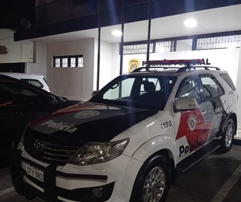 A Polícia Militar foi acionada às 23h50 para atender uma ocorrência de acidente na Estrada da Matinha, e se deparou com o veículo abandonado e o poste danificado (Foto: Divulgação)