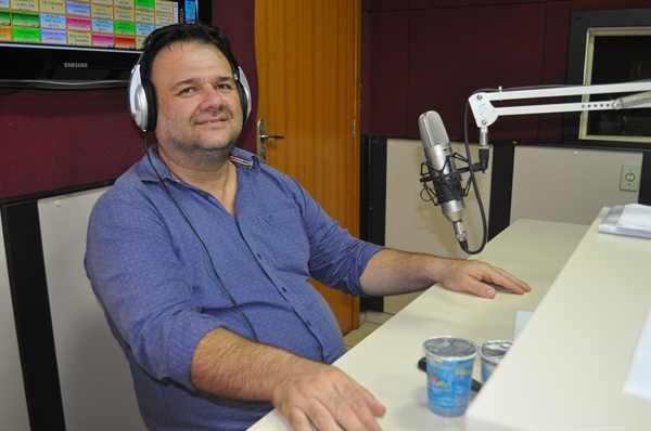 Um dos sócios da Ops Eventos, Netão Ferrari, esteve na Cidade FM e falou sobre os detalhes da 10ª edição do Bar da Brahma (Foto: Érika Chausson/A Cidade)