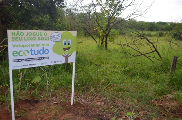 Saev Ambiental instala novas placas contra descarte irregular de lixo