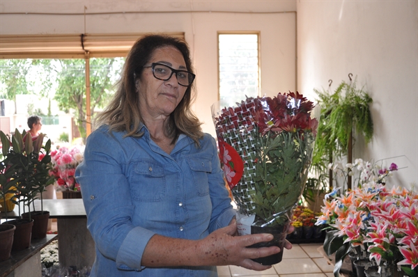 A comerciante Marli Torres Trento já se antecipou nas compras para o Dia de Finados (Foto: Gabriele Reginaldo/A Cidade)