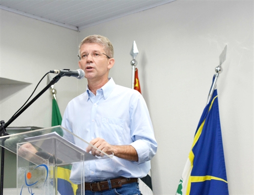 Osvaldo Gostaldon, reitor da Unifev, celebra com entusiasmo a nota 4 do curso de Medicina. Vestibular é no mês que vem (Foto: Unifev)