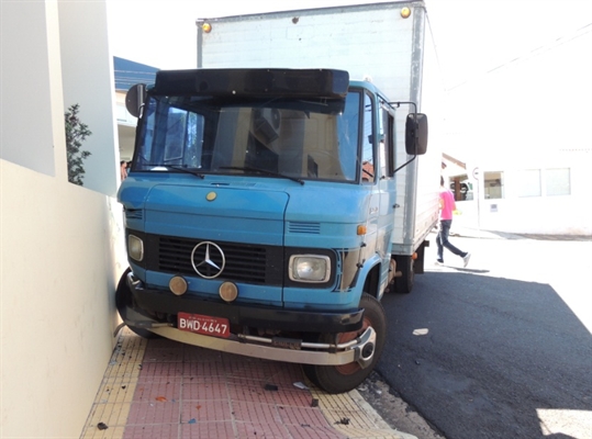 Caminhão perde o freio e bate contra parede de imobiliária