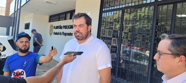 O prefeito Luís Paulo Bednarski conversou com a imprensa após deixar a Central de Flagrantes. Foto: A Cidade