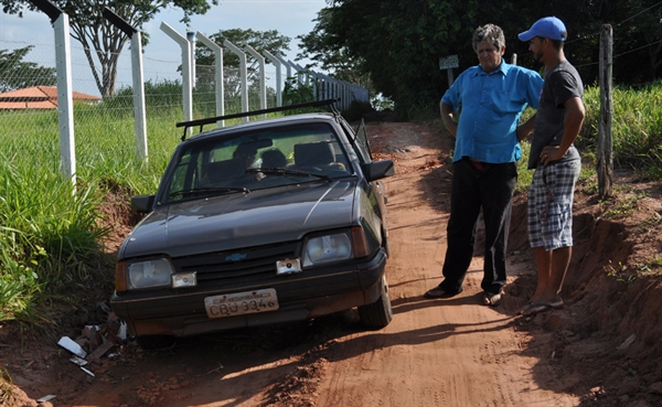 Moradores improvisam para melhorar estrada 