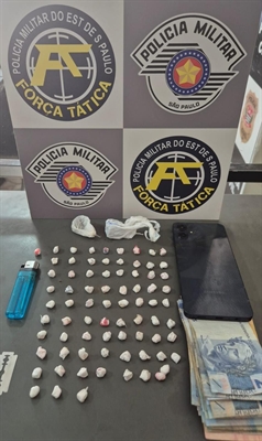 Drogas, dinheiro e materiais utilizados no tráfico apreendidos pela Força Tática durante a ação na Rua Rio Solimões, em Votuporanga. Foto:  Divulgação