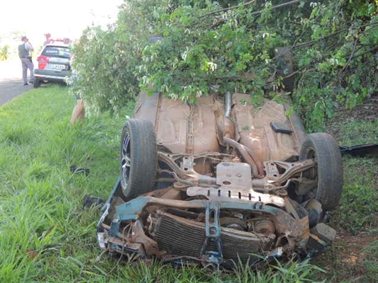 Automóvel capota e fere motorista na Estrada do 27