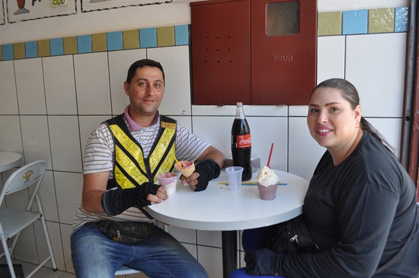 Dayane Ferro Morilla e Tiago Morilla reservam alguns minutinhos do dia para tomar sorvete (Foto: Gabriele Reginaldo/A Cidade)