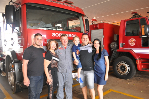 Subtenente PM Forte com seus familiares na sede do Corpo de Bombeiros de Votuporanga (Foto: Daniel Castro/A Cidade)