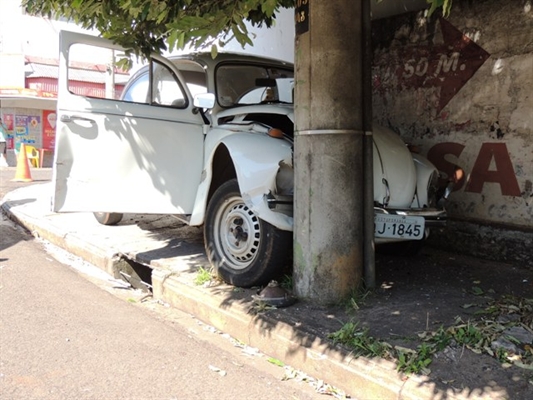 Colisão entre Fuscas deixa mulher de 65 anos ferida em cruzamento com avenida