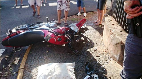 Motocicleta em alta velocidade bate contra muro