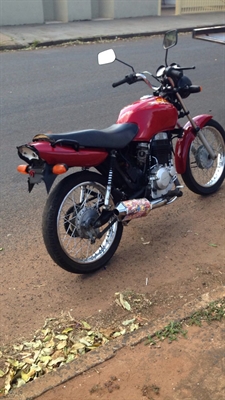 A motocicleta, da marca Honda, modelo CG 125, de cor vermelha, estava sem a placa e numeração de chassi e motor Foto: Divulgação/Polícia Militar 
