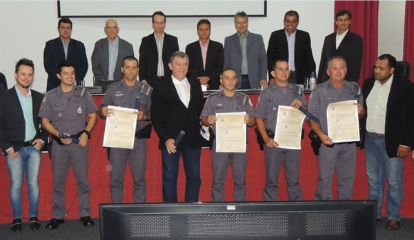 Policiais militares recebem voto de congratulação