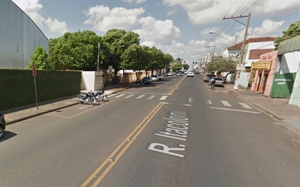 O caso foi registrado na tarde de ontem, na rua Itacolomi, no bairro Vila Marin, em Votuporanga (Foto: Reprodução) 