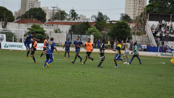 Rivalidade em campo: Votuporanguense e o Fefecê voltam a se enfrentar, em jogo-treino, após episódios de brigas durante partidas (Foto: Arquivo/A Cidade)