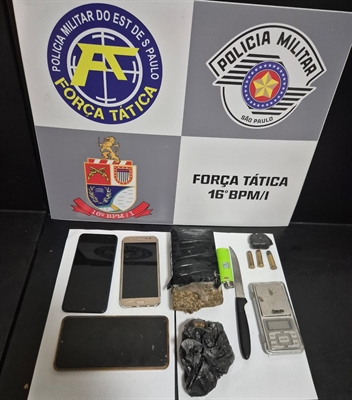 Mais de meio tijolo de maconha, porções prontas para venda, munições e materiais utilizados no preparo e na comercialização da droga foram apreendidos durante a operação da Força Tática na zona sul. (Foto: Divulgação)