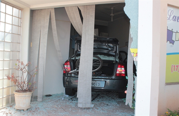 Carro invade lavanderia na Sergipe com Paraíba