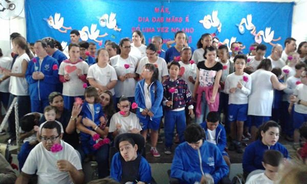 Apae de Votuporanga realiza evento em comemoração ao Dia das Mães 