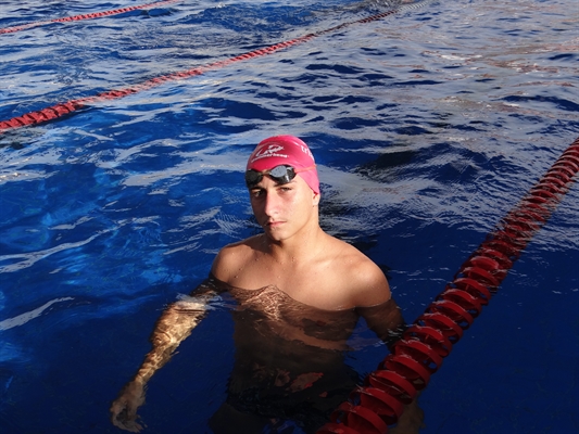 Edno Carneiro Ruiz é atleta do Centro de Formação Esportiva de Natação de Votuporanga