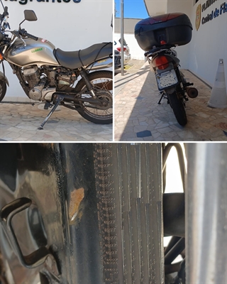 A motocicleta recuperada e os objetos que estavam com o veículo foram devolvidos à vítima. Foto: Divulgação