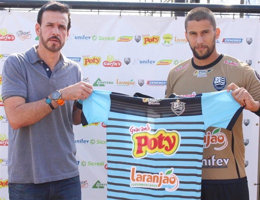 O presidente Marcelo Stringari e o goleiro Bruno Pianissolla; CAV apresentou três reforços (Foto: Rafael Nascimento/CAV)