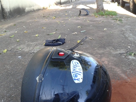 Jovem morre após colisão contra árvore em avenida