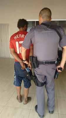 Diante dos fatos, o homem foi conduzido para o 2º Distrito Policial, juntamente com o botijão de gás furtado (Foto: Divulgação/Polícia Militar)