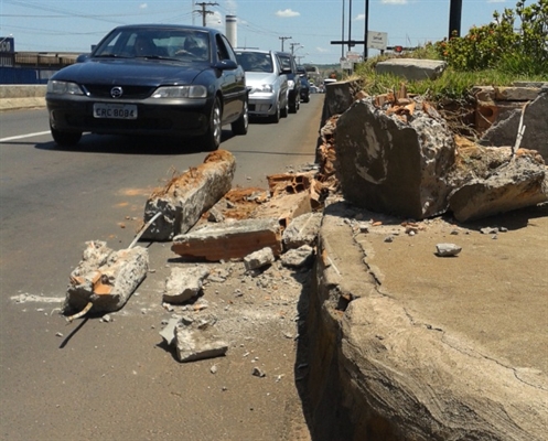 Carreta danifica canteiro central de pontilhão ao fazer manobra