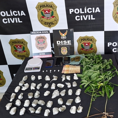 Durante a operação, os policiais da Dise apreenderam porções de maconha e cocaína, pés de maconha e materiais do tráfico (Foto: Divulgação)