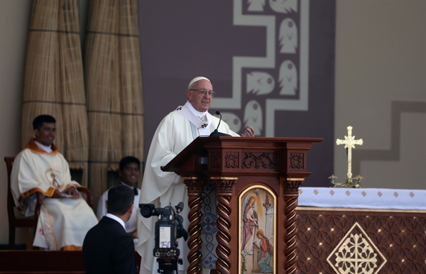 Papa celebra missa em Trujillo, cidade recentemente afetada por enchentes no Peru, neste sábado (20) (Foto: Reuters/Pilar Olivares)