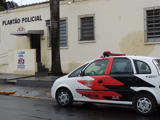 Folião ao volante bate em automóvel do prefeito