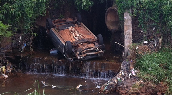 Bandido armado rouba carro de mulher no centro e na fuga cai com veículo em córrego
