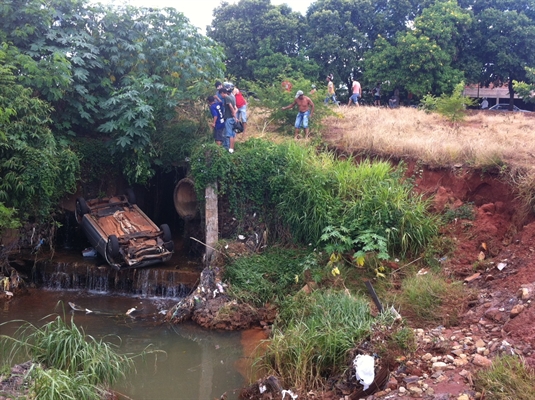 Bandido armado rouba carro de mulher no centro e na fuga cai com veículo em córrego