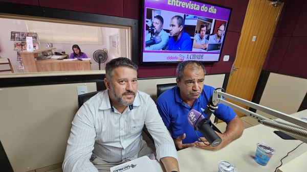 O diretor regional da CDHU, Felipe Marques, esteve na Cidade FM ontem acompanhado do vereador Wartão (Foto: A Cidade)