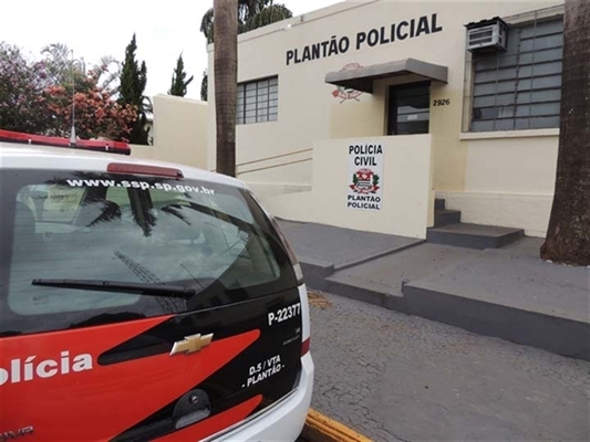 O acusado foi levado até o Plantão Policial, onde deve permanecer à disposição da Justiça (Foto: A Cidade)