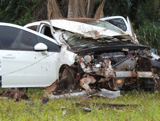 Carro sai da pista, bate contra árvores e fere quatro pessoas na Estrada do 27