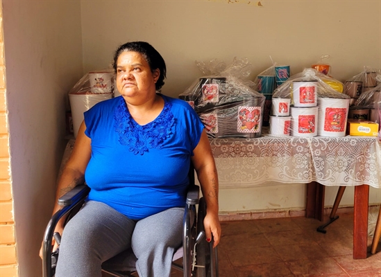  Aline e os kits doados que estão à venda. Foto: A Cidade