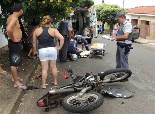 Mais um motociclista "voa" após colidir contra carro