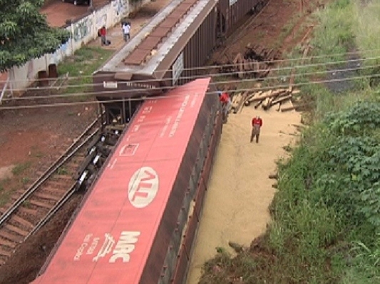 Trem descarrila em Rio Preto, SP, e traz congestionamento 