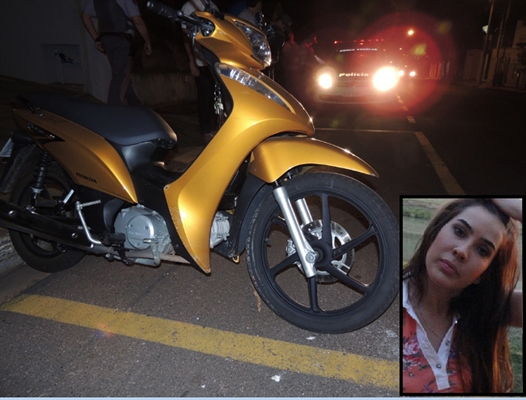 Jovem se fere gravemente ao bater moto contra árvore