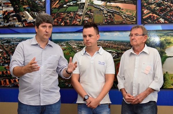 Prefeito adia anúncio de novo secretário, mas descarta nome de André Figueiredo