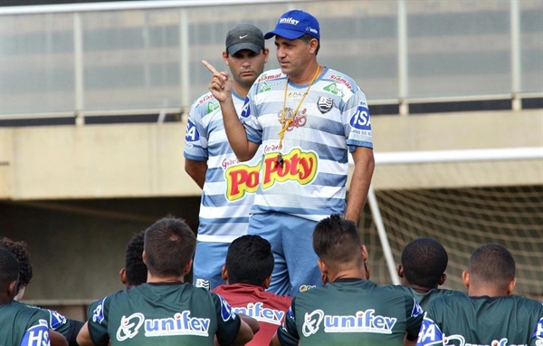 Técnico Eduardo Souza passando instruções para os jogadores; CAV joga na noite desta quarta-feira (Foto: Rafael Nascimento/CAV)