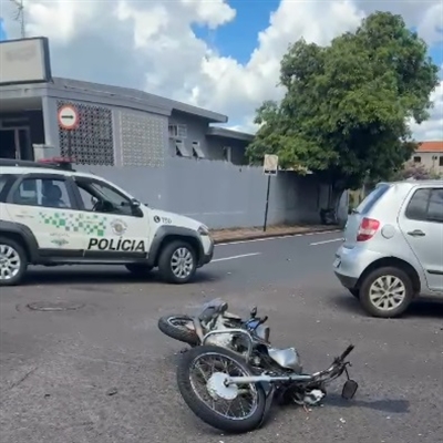 Uma colisão envolvendo um carro e uma moto ocorreu no cruzamento da rua Pernambuco com a Rua Rio de Janeiro (Foto: Reprodução)