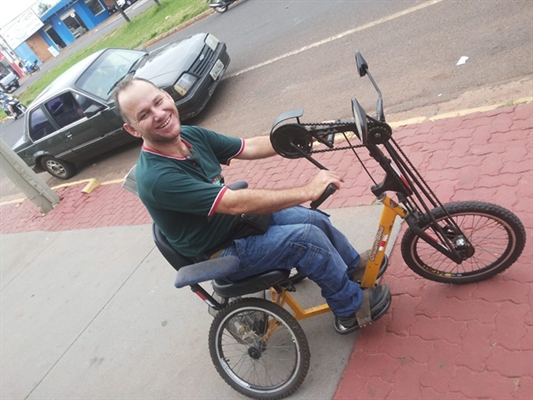 Amigos querem uma bicicleta nova para o Carlos do Santa Cruz