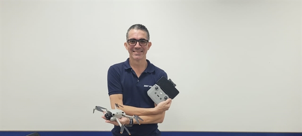 O drone usado nas aulas será o Mini 4 Pro da DJI, de R$ 10 mil  Júnior Fernandes, o professor que irá ministrar o curso, conversou com o A Cidade. Foto: A Cidade