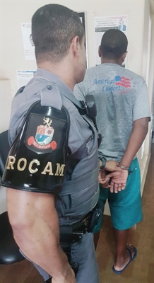 O rapaz foi conduzido pela ROCAM para o 3° Distrito Policial, onde permanecerá à disposição da Justiça (Foto: Divulgação/Polícia Militar)