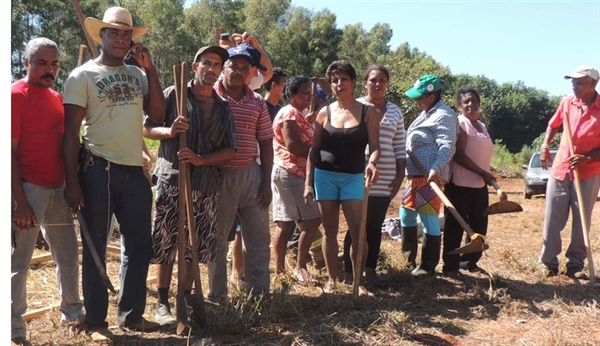 Sem-terra ocupa estrada rural ao lado da 27
