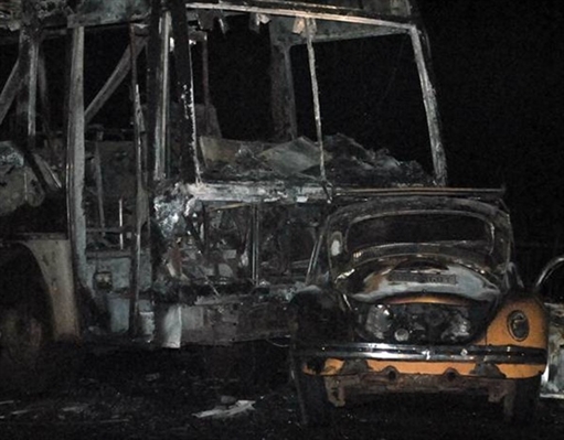 Tragédia: mulher morre carbonizada após colisão entre Fusca e ônibus 