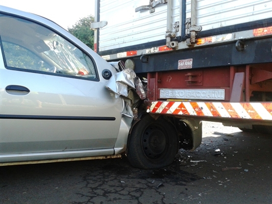 Automóvel colide forte contra traseira de veículo estacionado