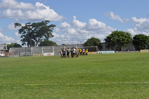 Técnico reuni u os jogadores para um conversa no centro de campo antes do início do coletivo